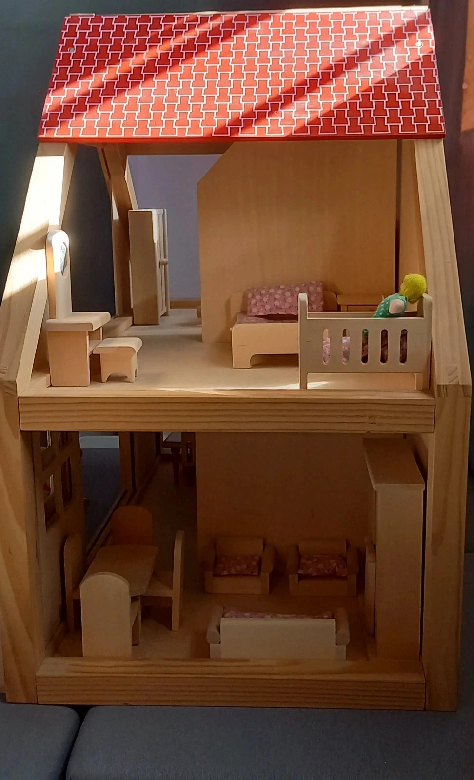 Maison de poupée en bois et mobilier – photo 9